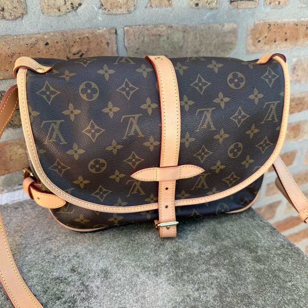 Rare Louis Vuitton Monogram Canvas Saumur 30 Messenger Bag